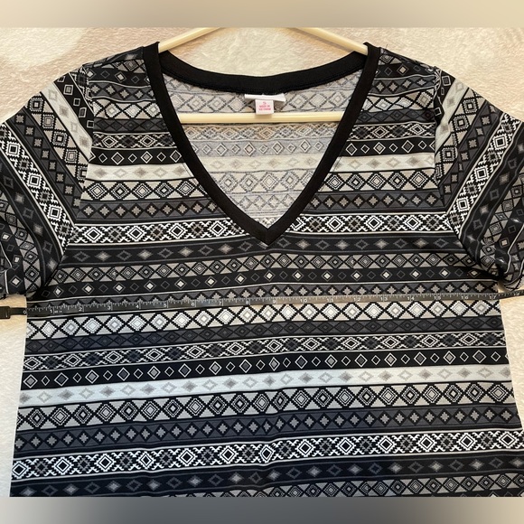 Lularoe black and white Aztec print tshirt - Picture 6 of 7